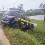 Viatura da PRF sai da pista durante acompanhamento tático na PR-364