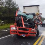Caminhoneiro se perde na chuva, bate em outro e esmaga cabine com motorista no Paraná; homem sobreviveu