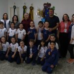 O Prefeito Adelmo Luiz Klosowski recebe alunos do Colégio Imaculada Viagem María