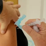Paraná tem onze mortes de crianças por síndromes respiratórias em 2025; Saúde reforça importância da vacina