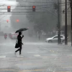 Quarta-feira de tempo abafado e com grande possibilidade de chuva em todo o Paraná