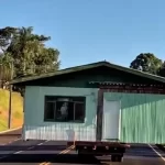 Casa de madeira inteira é transportada irregularmente pelas ruas de cidade do PR