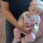 Mulher tenta vacinar bebê reborn em posto de saúde de SC