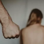 Menina de 6 anos liga para PM para denunciar agressão contra mãe