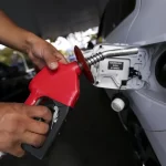 Gasolina fica 5,6% mais barata para distribuidoras e deve impactar inflação