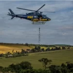 Helicóptero da PRF lança 10 toneladas de sementes para reflorestar áreas da Mata Atlântica no Paraná